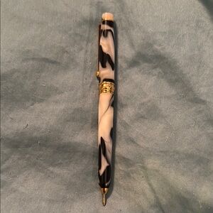 Elegant Colibrì Black and White Swirl Pen with Gold Accents